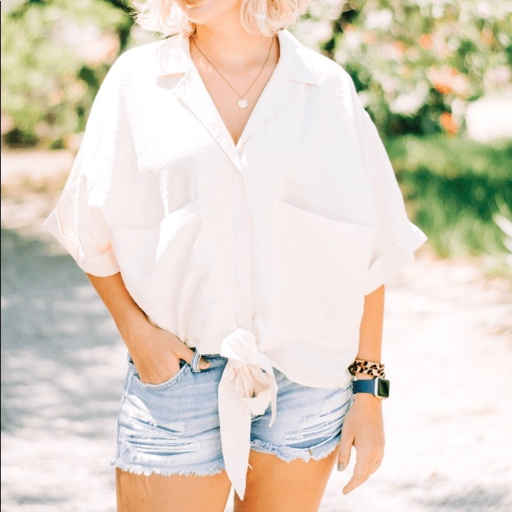SHORT ROLLED SLEEVE BUTTON FRONT TOP